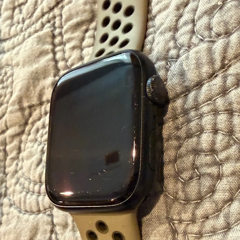 Apple Watch 8 with lots of bands - Picture 5 of 9